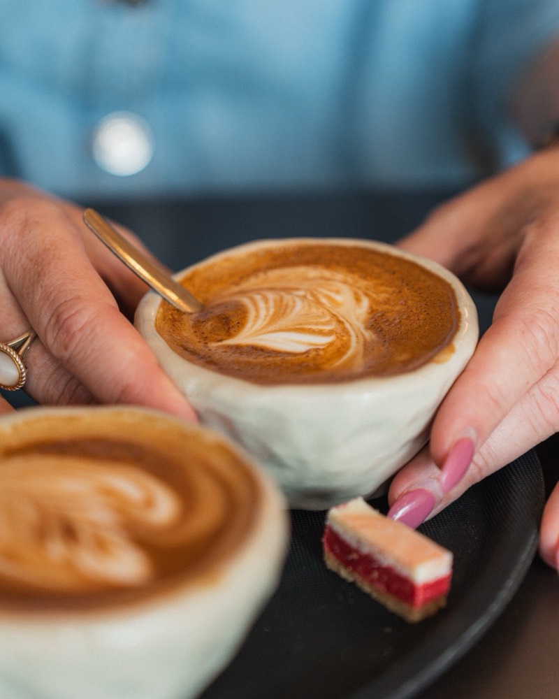 Latte art ile el yapımı seramik fincan