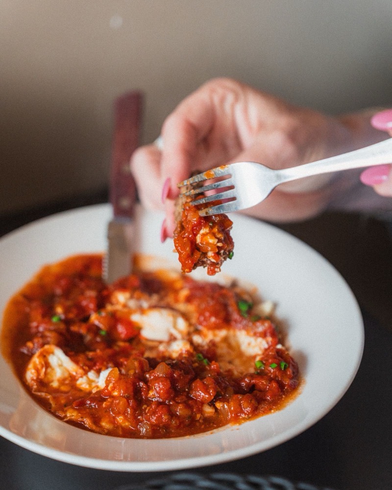 Shakshuka op een bord
