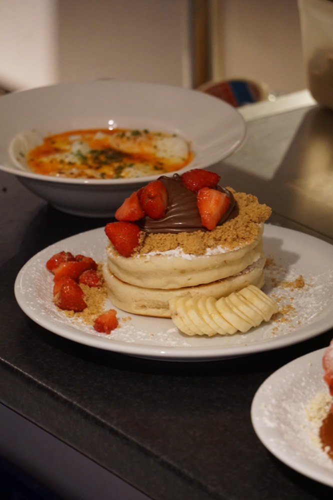 Çikolata kreması, çilek ve muzla pancake