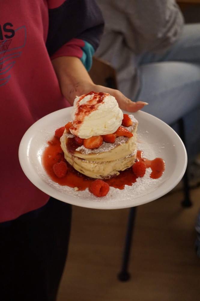 Pancakes met aardbei, slagroom en frambozen