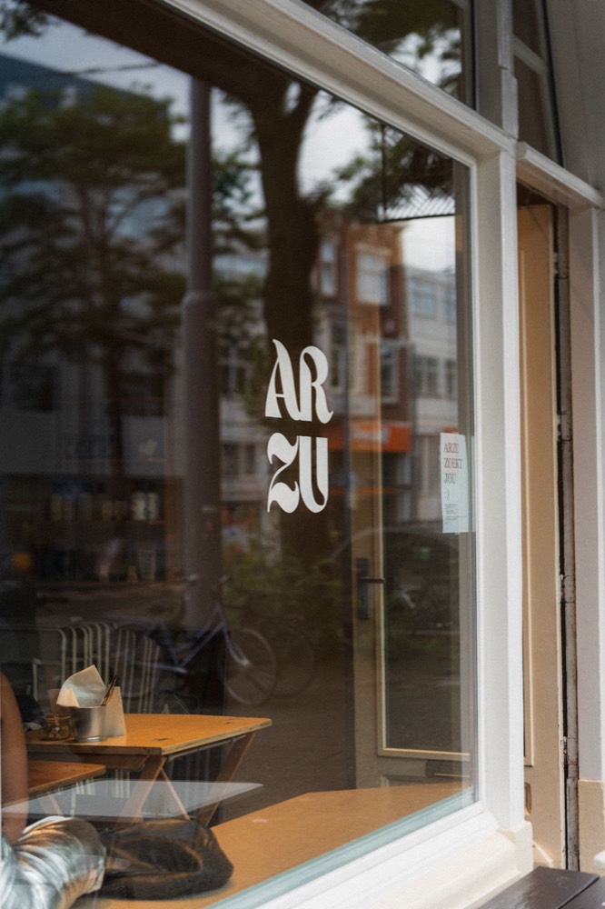 Het raam van Arzu met het ARZU-logo