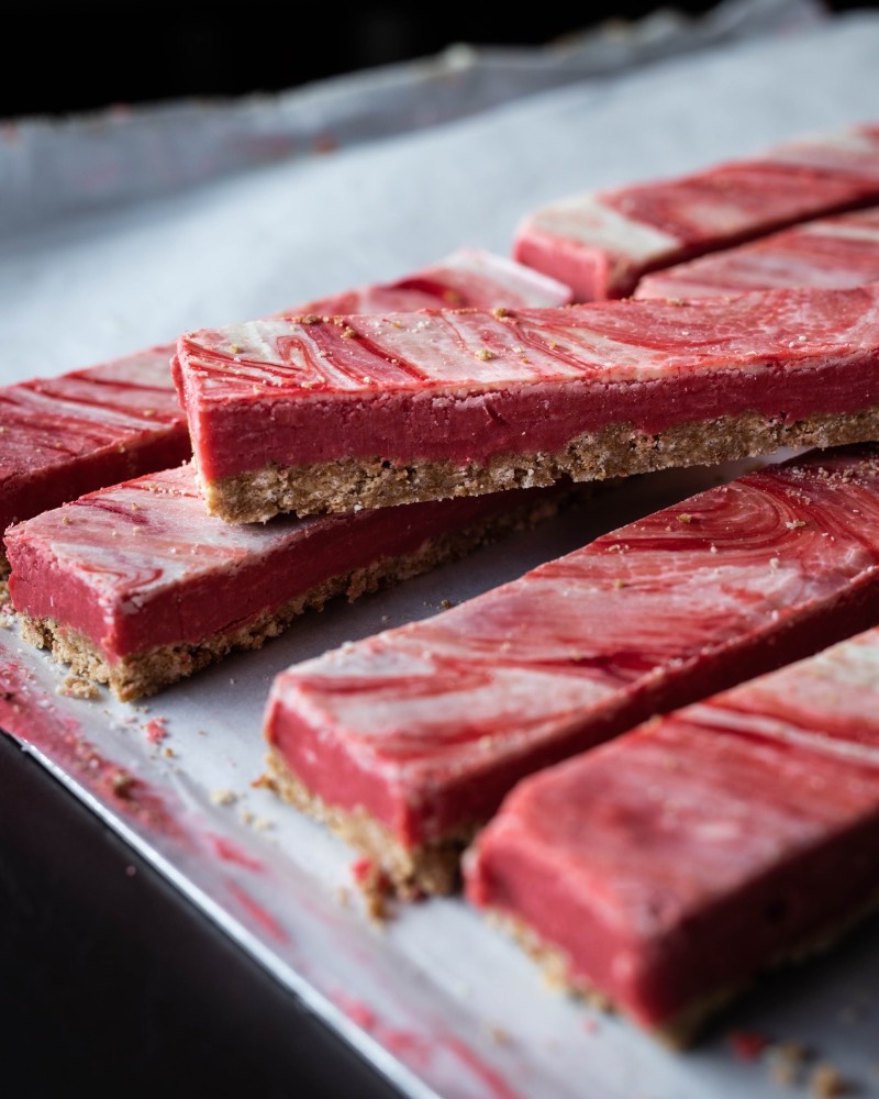 Roze gemarmerde reep op een bakplaat
