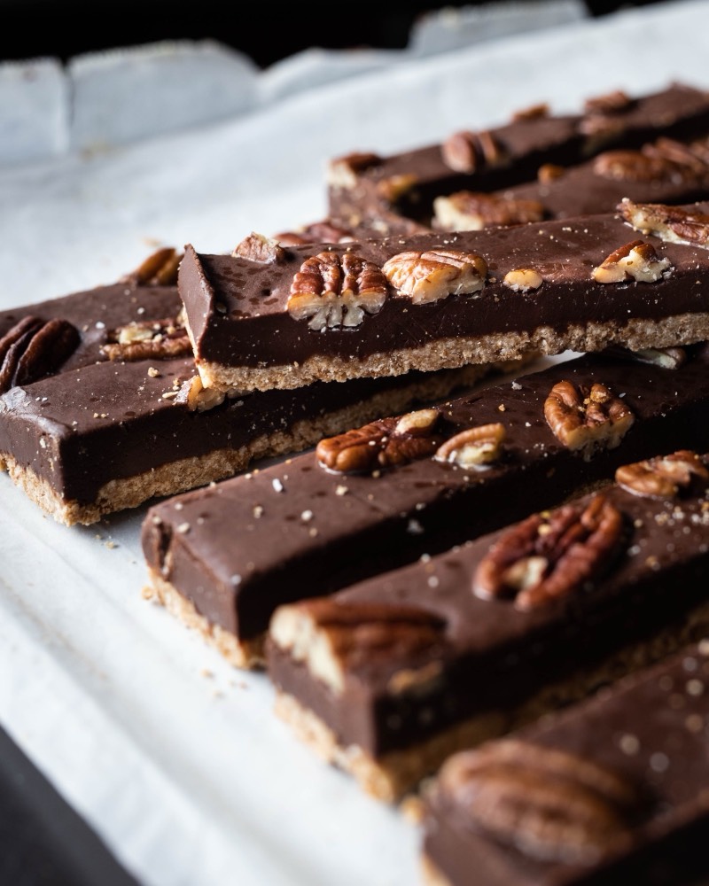 Donkere reep met pecannoten en zout